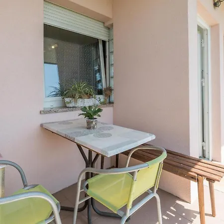 Apartman Front In With Wifi Umag